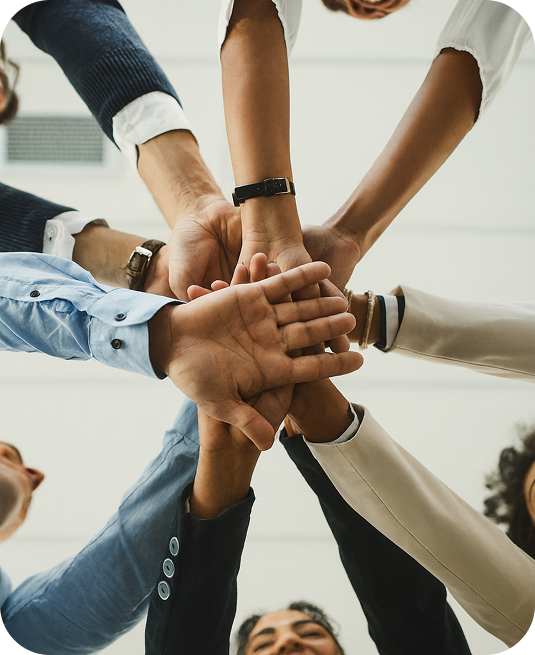 Groupe de personnes mettant leurs mains ensemble — symbole de collaboration et de confiance